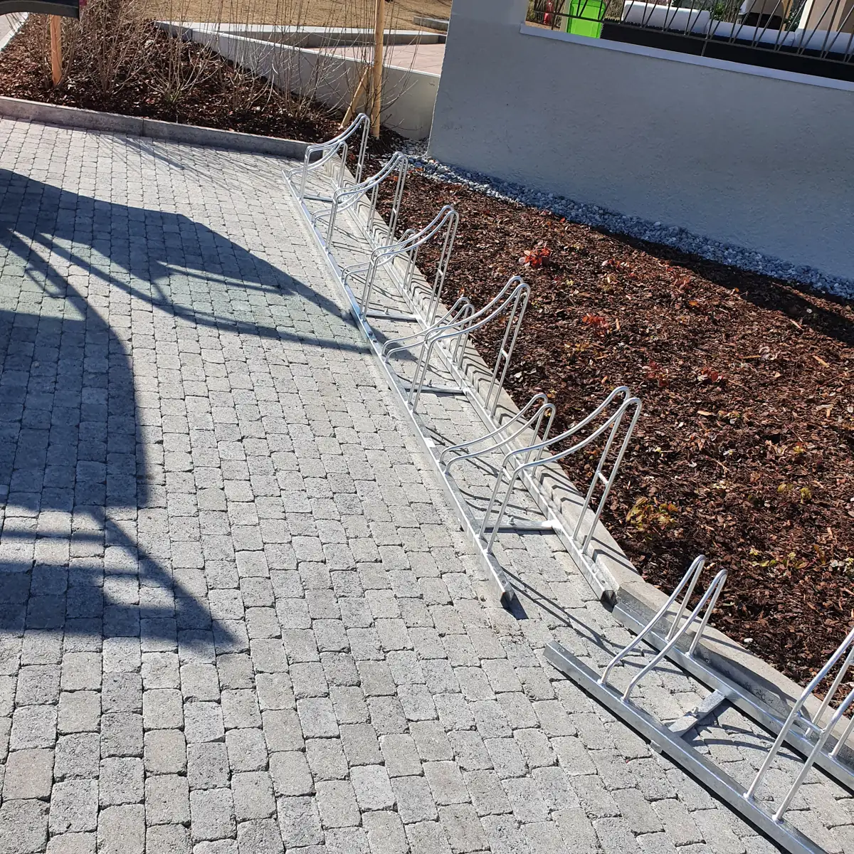 Nawierzchnia z kostki brukowej z obrzeżem przy rabacie — realizacja ze Szwajcarii